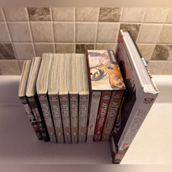 Attack on Titan Manga Collection - Picture 2 of 3
